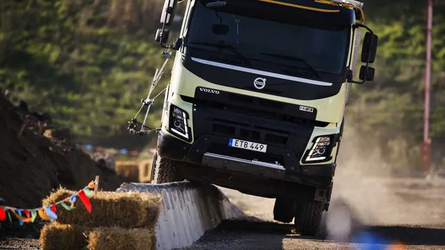 Bé gái 4 tuổi "điều khiển" xe tải 18 tấn