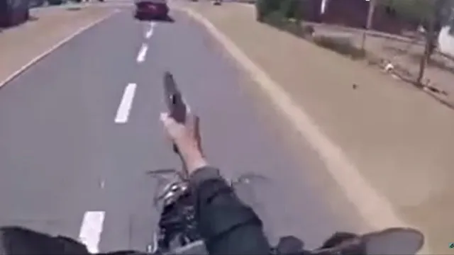 Cảnh sát vừa chạy mô tô vừa bắn súng truy bắt nghi phạm