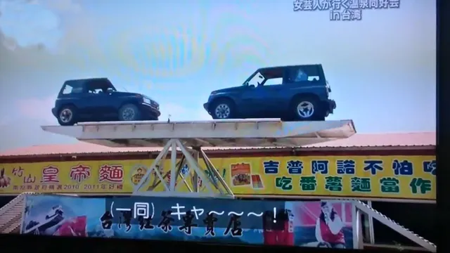 Màn biểu diễn "thót tim" của 2 chiếc ô tô chơi trò bập bênh