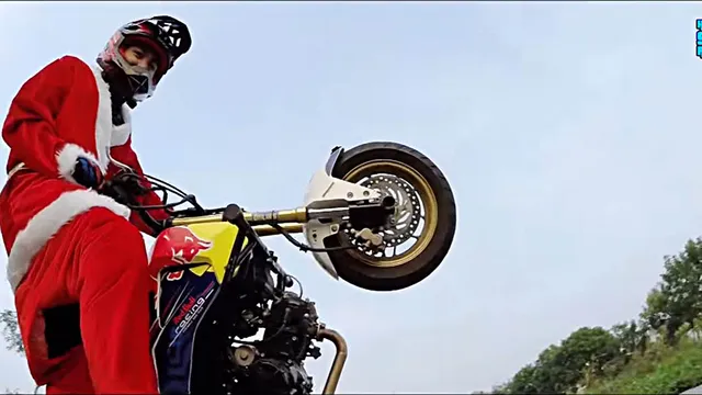 Xem "ông già Noel" biểu diễn mô tô tại Hà Nội