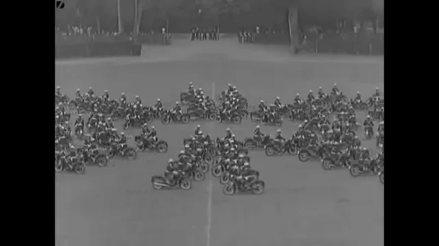 Màn biểu diễn mô tô đỉnh cao của cảnh sát Ý