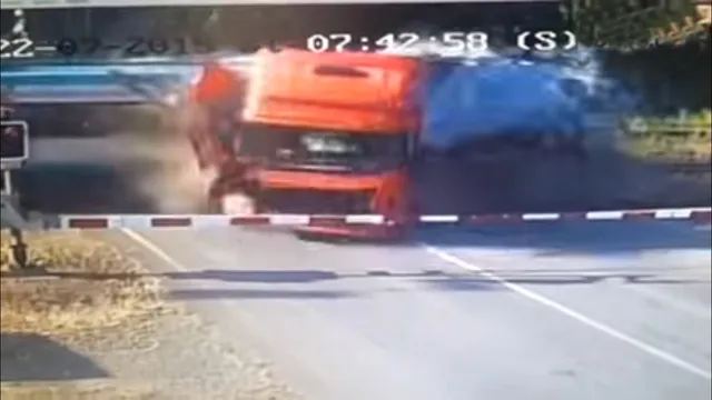 Điều gì xảy ra khi xe tải va chạm với tàu hỏa?