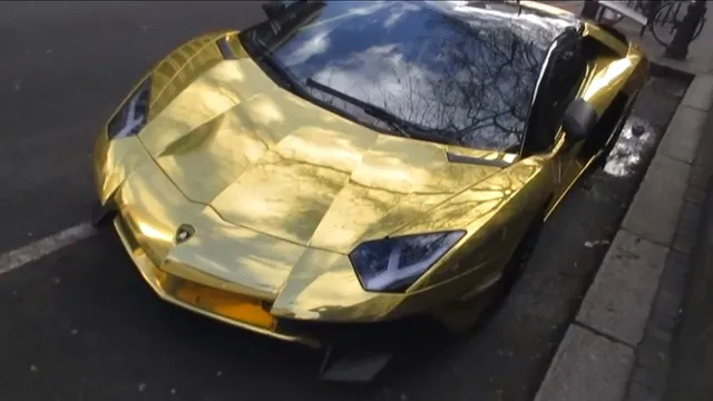 Lamborghini Aventador SV Roadster mạ cờ rôm vàng dạo phố