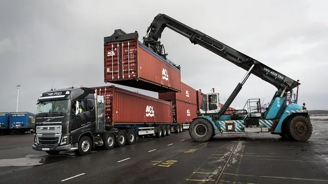 "Ngỡ ngàng" trước khả năng của đầu kéo Volvo FH16 