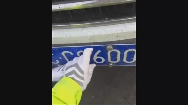 Lái xe Trung Quốc “phù phép” biển số xe trong nháy mắt