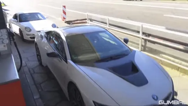 Video siêu xe BMW i8 mui trần trên đường thử