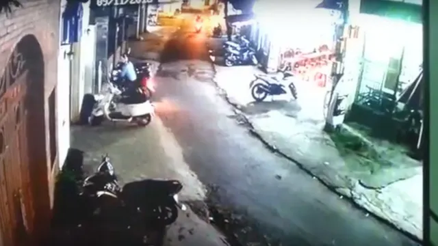 Pha đỗ xe "bá đạo" của anh chàng đi xe máy