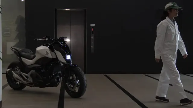 Môtô tự chạy theo "chủ nhân" nhờ công nghệ Riding Assist của Honda