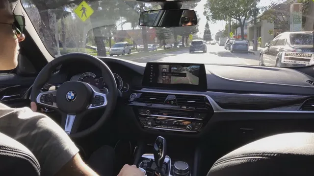 Video BMW 5-Series 2017 trình diễn công nghệ tự động ghép xe song song